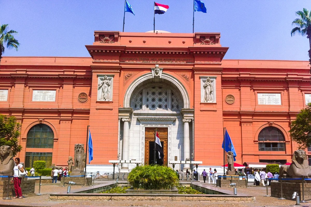 Day Tour to Giza Pyramids & The Egyptian Museum