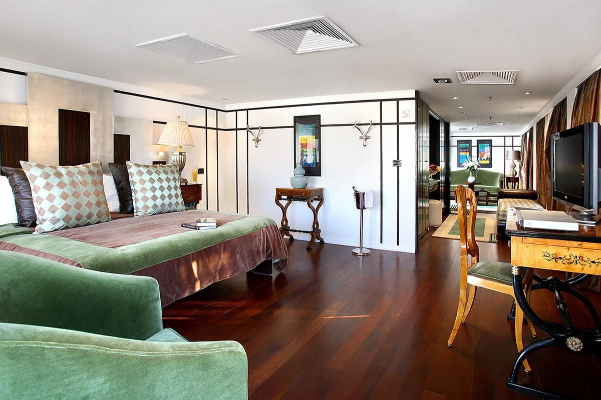 Sanctuary Sun Boat IV Cruise